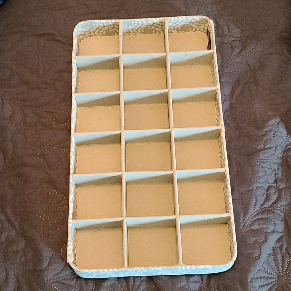 Jewelry organizer - 18 compartment- gray